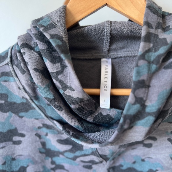 Fabletics Hadley Hi-Low Short-Sleeve Tee Camo Hoodie - Picture 4 of 5
